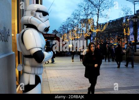 Storm Troopers patrouillent et prennent des selfies avec des passants sur les champs-Elysées à Paris, France, le 16 décembre 2015, pour promouvoir le dernier film Star Wars: The Force Awakens de la franchise. Photo d'Alain Apaydin/ABACAPRESS.COM Banque D'Images
