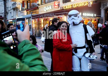 Storm Troopers patrouillent et prennent des selfies avec des passants sur les champs-Elysées à Paris, France, le 16 décembre 2015, pour promouvoir le dernier film Star Wars: The Force Awakens de la franchise. Photo d'Alain Apaydin/ABACAPRESS.COM Banque D'Images