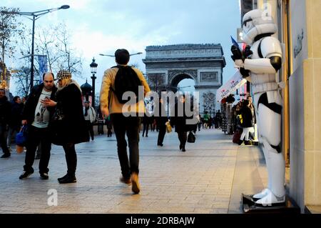 Storm Troopers patrouillent et prennent des selfies avec des passants sur les champs-Elysées à Paris, France, le 16 décembre 2015, pour promouvoir le dernier film Star Wars: The Force Awakens de la franchise. Photo d'Alain Apaydin/ABACAPRESS.COM Banque D'Images