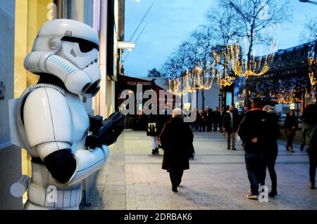 Storm Troopers patrouillent et prennent des selfies avec des passants sur les champs-Elysées à Paris, France, le 16 décembre 2015, pour promouvoir le dernier film Star Wars: The Force Awakens de la franchise. Photo d'Alain Apaydin/ABACAPRESS.COM Banque D'Images