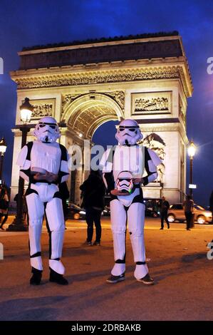 Storm Troopers patrouillent et prennent des selfies avec des passants sur les champs-Elysées à Paris, France, le 16 décembre 2015, pour promouvoir le dernier film Star Wars: The Force Awakens de la franchise. Photo d'Alain Apaydin/ABACAPRESS.COM Banque D'Images