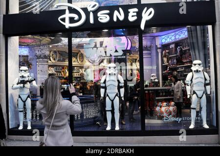 La marchandise Star Wars est exposée au Disney Store sur les champs-Élysées à Paris, en France, le 16 décembre 2015, avant la première du dernier film Star Wars: The Force Awakens de la franchise. Photo d'Alain Apaydin/ABACAPRESS.COM Banque D'Images