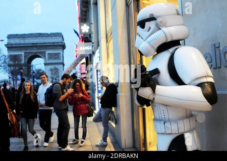 Storm Troopers patrouillent et prennent des selfies avec des passants sur les champs-Elysées à Paris, France, le 16 décembre 2015, pour promouvoir le dernier film Star Wars: The Force Awakens de la franchise. Photo d'Alain Apaydin/ABACAPRESS.COM Banque D'Images