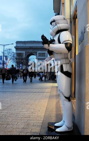 Storm Troopers patrouillent et prennent des selfies avec des passants sur les champs-Elysées à Paris, France, le 16 décembre 2015, pour promouvoir le dernier film Star Wars: The Force Awakens de la franchise. Photo d'Alain Apaydin/ABACAPRESS.COM Banque D'Images