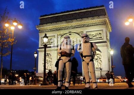 Storm Troopers patrouillent et prennent des selfies avec des passants sur les champs-Elysées à Paris, France, le 16 décembre 2015, pour promouvoir le dernier film Star Wars: The Force Awakens de la franchise. Photo d'Alain Apaydin/ABACAPRESS.COM Banque D'Images