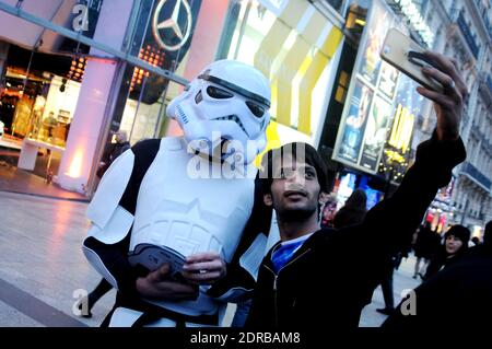 Storm Troopers patrouillent et prennent des selfies avec des passants sur les champs-Elysées à Paris, France, le 16 décembre 2015, pour promouvoir le dernier film Star Wars: The Force Awakens de la franchise. Photo d'Alain Apaydin/ABACAPRESS.COM Banque D'Images