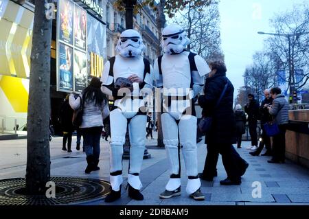 Storm Troopers patrouillent et prennent des selfies avec des passants sur les champs-Elysées à Paris, France, le 16 décembre 2015, pour promouvoir le dernier film Star Wars: The Force Awakens de la franchise. Photo d'Alain Apaydin/ABACAPRESS.COM Banque D'Images