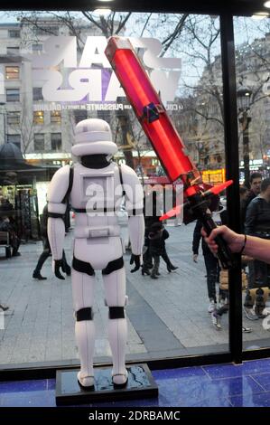 La marchandise Star Wars est exposée au Disney Store sur les champs-Élysées à Paris, en France, le 16 décembre 2015, avant la première du dernier film Star Wars: The Force Awakens de la franchise. Photo d'Alain Apaydin/ABACAPRESS.COM Banque D'Images
