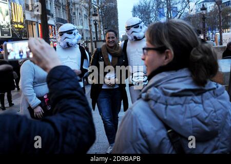 Storm Troopers patrouillent et prennent des selfies avec des passants sur les champs-Elysées à Paris, France, le 16 décembre 2015, pour promouvoir le dernier film Star Wars: The Force Awakens de la franchise. Photo d'Alain Apaydin/ABACAPRESS.COM Banque D'Images