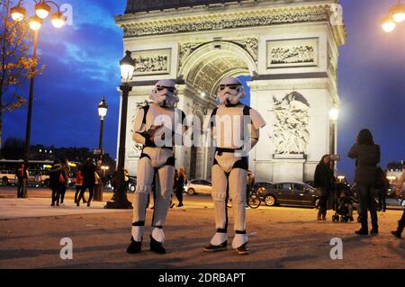 Storm Troopers patrouillent et prennent des selfies avec des passants sur les champs-Elysées à Paris, France, le 16 décembre 2015, pour promouvoir le dernier film Star Wars: The Force Awakens de la franchise. Photo d'Alain Apaydin/ABACAPRESS.COM Banque D'Images