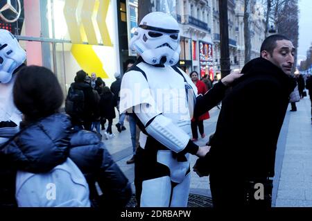 Storm Troopers patrouillent et prennent des selfies avec des passants sur les champs-Elysées à Paris, France, le 16 décembre 2015, pour promouvoir le dernier film Star Wars: The Force Awakens de la franchise. Photo d'Alain Apaydin/ABACAPRESS.COM Banque D'Images