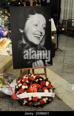 Personnes assistant à une messe et à un concert pour commémorer 100 ans la naissance de la chanteuse française Edith Piaf à l'église Saint Jean-Baptiste de Belleville à Paris, France, le 19 décembre 2015. Edith Piaf née le 1915 décembre. Photo d'Alain Apaydin/ABACAPRESS.COM Banque D'Images