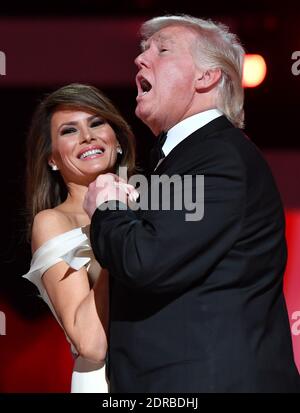 Le président Donald Trump chantant les danses « My Way » avec la première dame Melanie Trump tout en assistant au bal inaugural de la liberté au Centre de congrès Walter E. Washington le 20 janvier 2017 à Washington, D.C., Trump assistera à trois bals inaugurales. Photo de Kevin Dietsch/UPI Banque D'Images