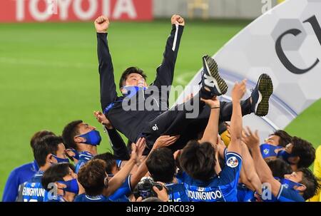 Pékin, Chine. 19 décembre 2020. Les joueurs du FC Hyundai Ulsan lancent l'entraîneur-chef Kim Do-Hoon (en haut) lors de la cérémonie de remise après le match final entre le FC Hyundai Ulsan de Corée du Sud et le FC Persepolis d'Iran à la Ligue des champions 2020 de l'AFC à Doha, capitale du Qatar, le 19 décembre 2020. Credit: Nikku/Xinhua/Alay Live News Banque D'Images