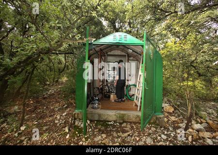 France-Puechabon-Herault.20/10/2015.Karim Piquemal ingéneur, responsable des 300 capteurs et 16 enregistrés de dons.c'est un laboratoire géographique arrêt de pluies , dans la forêt de Puéchabon les chercheurs du CNRS, dans le secteur des réductions de hauteur d'état des forêts, dans le secteur des forêts d'essai des forêts. Les chercheurs du Centre d'écologie fonctionnelle et écologique de Montpellier ont inventorié des systèmes ingénieux pour simultanément la prédiction du chauffeur climatique dans 100 ans avec 3 débarqués de plus.des parcelles entières de chê Banque D'Images