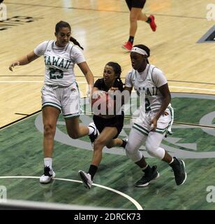 Décembre 20, 2020 - Hawai'i Rainbow Wahine Guard Teionni McDaniel #2 et Hawai'i Rainbow Wahine Guard MeiLani McBee #23 Hammer Hawaii -Hilo Vulcans Guard Mandi Kawaha #3 sur le chemin de la boucle pendant un match entre les Hawaii Rainbow Warriors et les Hawaii-Hilo Vulcans à la Squili Arena au Sheriff Stan Centre à Honolulu, HI - Michael Sullivan/CSM Banque D'Images