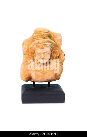 Petite statue de l'apsara sur une base en bois comme souvenir pour les touristes sur fond blanc. Banque D'Images