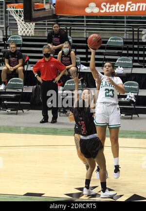 20 décembre 2020 - Hawai'i Rainbow Wahine Guard MeiLani McBee #23 prend un cavalier lors d'un match entre les guerriers arc-en-ciel d'Hawaï et les Vulcans d'Hawaii-Hilo à la Simplili Arena au Centre Stan Sheriff à Honolulu, HI - Michael Sullivan/CSM Banque D'Images