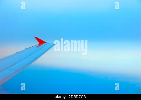 Vue de l'aile de l'avion pendant le vol . Vue du ciel bleu depuis la fenêtre du plan Banque D'Images