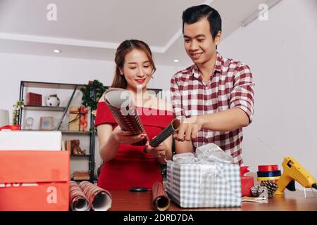 Couple de choisir le papier d'emballage Banque D'Images