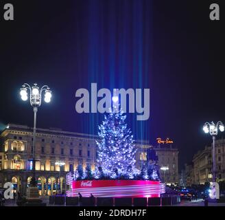 Milan, Italie - 15 décembre 2020 : arbre de Noël en face de la cathédrale de Milan, place du Duomo en décembre, vue de nuit. Arbre décoré en européen Banque D'Images