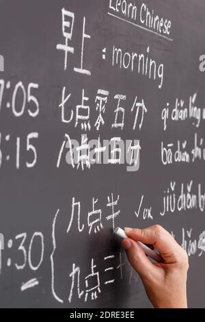 Apprentissage de l'alphabet chinois « pinyin » en classe. Banque D'Images