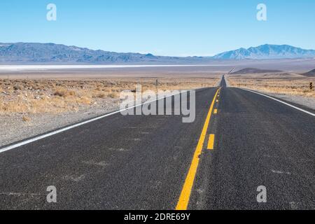La ligne d'état entre la Californie et le Nevada le long de la Highway 6 se trouve dans le désert élevé. C'est un grand paysage, et assez solitaire. Banque D'Images