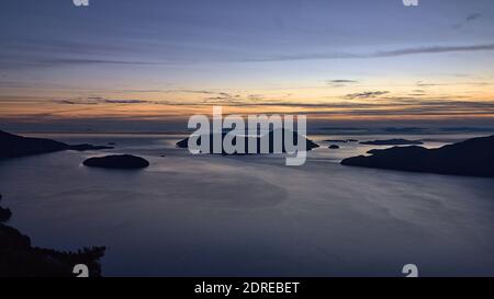 Vue au coucher du soleil sur la côte de Howe Sound depuis la randonnée de tunnel Bluffs, Vancouver, Colombie-Britannique, Canada Banque D'Images