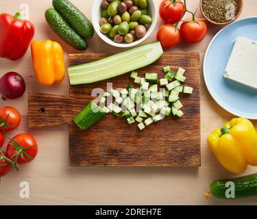 Recette étape par étape pour la salade horiatiki, planche en bois pour couper les légumes Banque D'Images