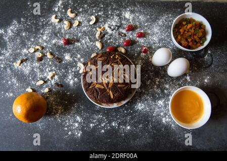 Morceaux d'amandes sur le gâteau de Noël Banque D'Images