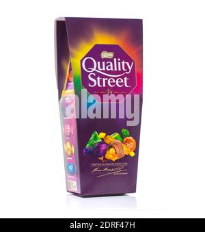 SWINDON, Royaume-Uni - 21 DÉCEMBRE 2020: Quality Street Chocolates Isolated on White Background. Une sélection populaire de bonbons individuels, généralement contenu i Banque D'Images
