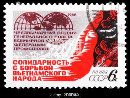 MOSCOU, RUSSIE - 4 JANVIER 2019: Un timbre imprimé en URSS (Russie) montre solidarité avec le Vietnam, série, vers 1968 Banque D'Images