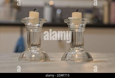 Chandeliers en verre avec bougies brûlées sur la table en arrière-plan flou. Mise au point sélective. Banque D'Images