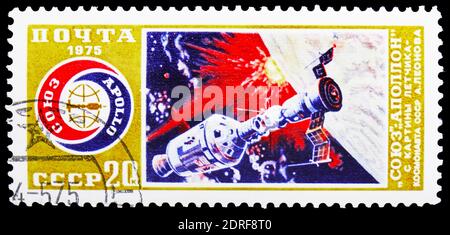 MOSCOU, RUSSIE - 4 JANVIER 2019: Un timbre imprimé en URSS (Russie) montre Apollo Soyuz Test Project, Space Cooperation with USA series, vers 1975 Banque D'Images