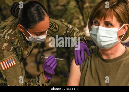 Photo du document datée du 15 décembre 2020 du sergent d'état-major. Brenda Collins, spécialiste médical, du Centre médical de l'Armée de terre Carl R. Darnall administre la vaccination COVID-19 à un patient pendant le processus de la phase un 15 décembre 2020 à fort Hood, Texas. La distribution du vaccin se fera par phases selon les directives des CDC. Le vaccin est stocké et distribué sous divers contrôles afin d'assurer la sécurité du receveur. Avec un deuxième vaccin COVID-19 maintenant autorisé pour une utilisation d'urgence, le haut fonctionnaire militaire de l'opération Warp Speed dit qu'une combinaison de 7.9 millions de doses de vaccin est prête à b Banque D'Images