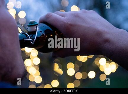 Remscheid, Allemagne. 30 novembre 2020. Un homme boit d'une bouteille de bière (scène posée). En Rhénanie-du-Nord-Westphalie, les réunions de groupe étaient presque universellement possibles, puisque, selon le paragraphe 7 de l'ordonnance sur la protection de Corona, les offres d'auto-assistance appartiennent aux "autres offres d'éducation parascolaires". Néanmoins, les groupes d'auto-assistance de toxicomanie ont également utilisé et utilisent encore d'autres moyens de communication dans de nombreux endroits. Du téléphone, aux groupes de type « whats-App », aux chats ou aux visioconférences. (À dpa 'addiction self-help de plus en plus repose sur le crédit: dpa/Alay Live News Banque D'Images