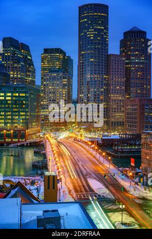 Vue sur le centre-ville de Boston pendant la nuit d'hiver Banque D'Images