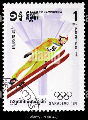 MOSCOU, RUSSIE - 10 FÉVRIER 2019 : un timbre imprimé à Kampuchea (Cambodge) montre le saut à ski, Jeux Olympiques d'hiver 1984, série Sarajevo, vers 1984 Banque D'Images