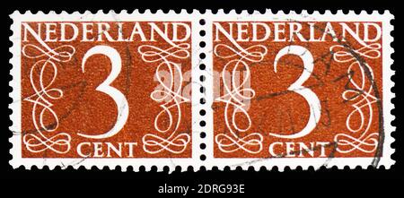 MOSCOU, RUSSIE - 10 FÉVRIER 2019 : un timbre imprimé aux pays-Bas montre deux timbres-poste de la série Numbers, vers 1953 Banque D'Images