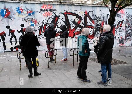 Selon le gouvernement, des personnes et des artistes se réunissent devant une grande fresque contre la loi sur la sécurité mondiale visant à protéger les policiers contre les appels à la violence en ligne. Mais elle a été condamnée par des militants des droits civils et des groupes de journalistes, tandis que la France a reçu des avertissements de l'UE et de l'ONU. L'initiative est organisée par le collectif Black Lines à Paris, France, le 19 décembre 2020. Photo d'Aurore Marechal/ABACAPRESS.COM Banque D'Images