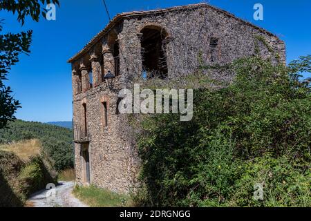 Ferme abandonnée ou masia dans le vieux village de Rocafort, comté de Bages, Catalogne, Espagne. Banque D'Images