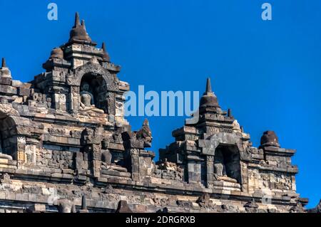 Sculptures à Borobudur, temple bouddhiste de Mahayana, dans le centre de Java, en Indonésie. Banque D'Images