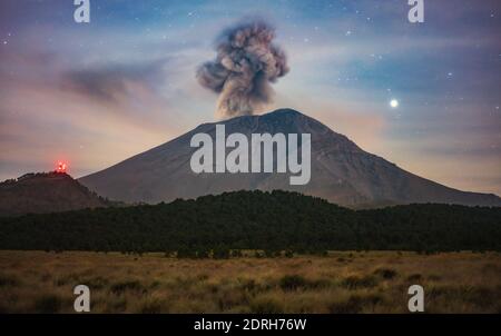 Vue panoramique sur la montagne volcanique d'Erupting contre le ciel pendant le coucher du soleil