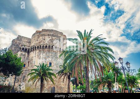 Château Aragonais Castello bâtiments médiévaux en pierre aragonaise et palmiers sur la place Piazza castello dans le centre-ville historique de Reggio Calabria, au sud Banque D'Images