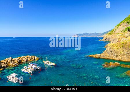 Bateaux de pêche amarrés sur l'eau dans le port de Ligurie et Mer Méditerranée près de la côte de Riviera di Levante de National parc de la côte des Cinque Terre avec Banque D'Images