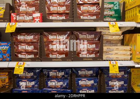 Biscuits australiens Tim Tam à vendre dans un supermarché australien, affichés sur une étagère de supermarché avec des prix réduits Banque D'Images