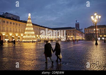 Couple marchant dans le centre de Turin à l'heure de Noël. Turin, Italie - décembre 2020 Banque D'Images