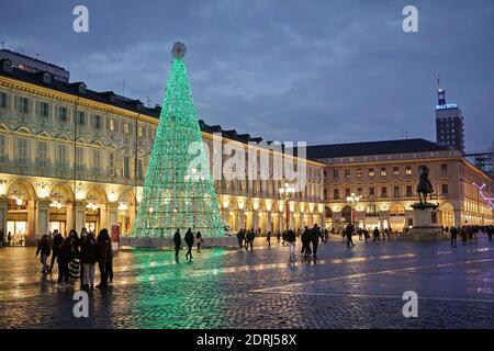 Piazza San Carlo illuminée les jours de Noël à la tombée de la nuit, Turin, Italie - décembre 2020 Banque D'Images