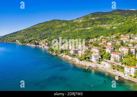 Croatie, belle ville de Lovran, promenade maritime, vue panoramique aérienne sur la baie de Kvarner, destination touristique populaire Banque D'Images