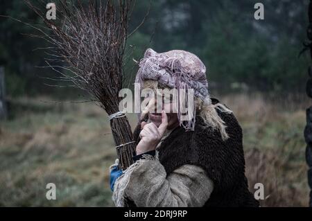 baba yaga portrait, une sorcière avec un balai, Banque D'Images